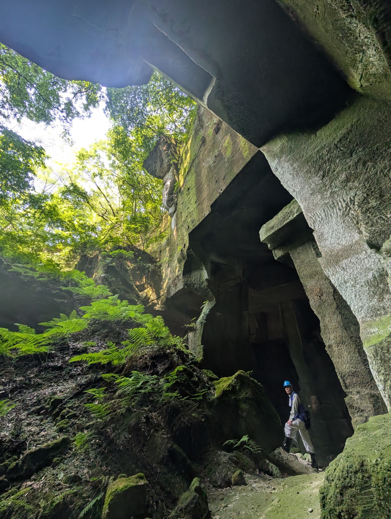 宮谷石切場跡へ神秘ピクニック　